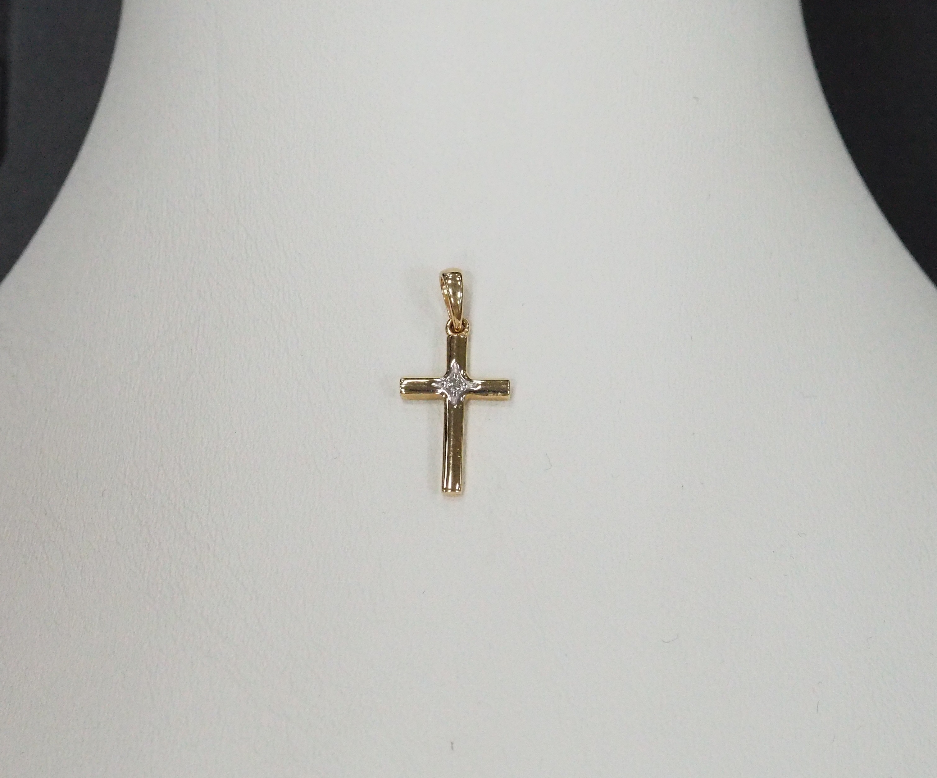 Подвеска-крест из золота с бриллиантом